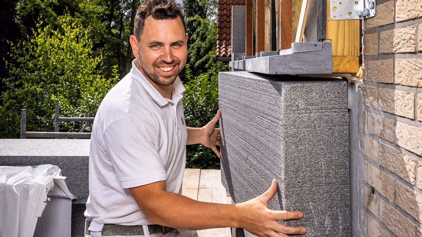 Bouwspecialist met isolatiemateriaal